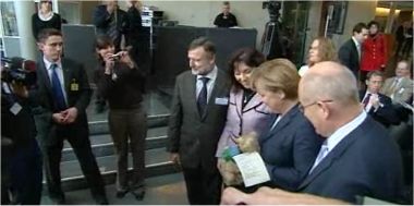Bundeskanzerlin Angela Merkel erh&auml;lt Klimaschutzb&auml;r